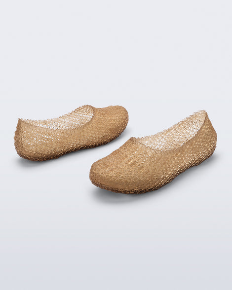 Back and front angled view of a pair of clear beige Campana Papel Hug flats