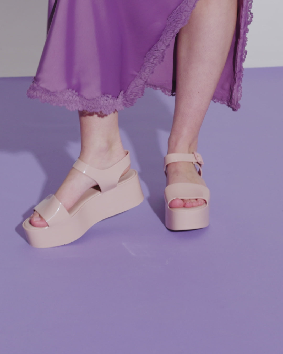 Video with no sound of a model in a purple outfit wearing a pair of light pink Mar Platform Sandals.