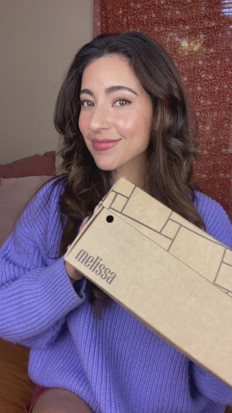 Influencer is taking the Melissa Possession classic jelly sandals. This is the traditional fisherman style jelly sandal by Melissa. She is unboxing a pair of the clear color possession and also the Black color possession. 