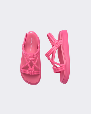 Top and side view of a pair of Melissa Papete Essential pink sandals with straps.
