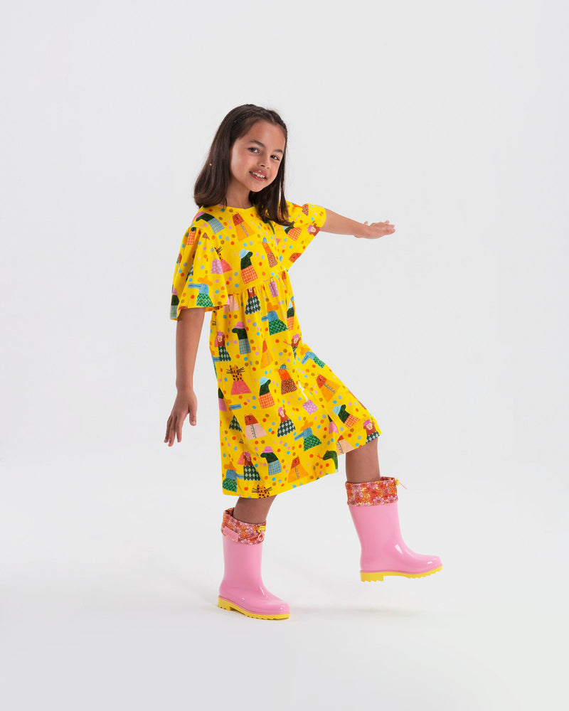 Child model wearing a pair of pink Rain Boots kids
