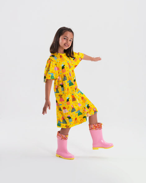 Child model wearing a pair of pink Rain Boots kids