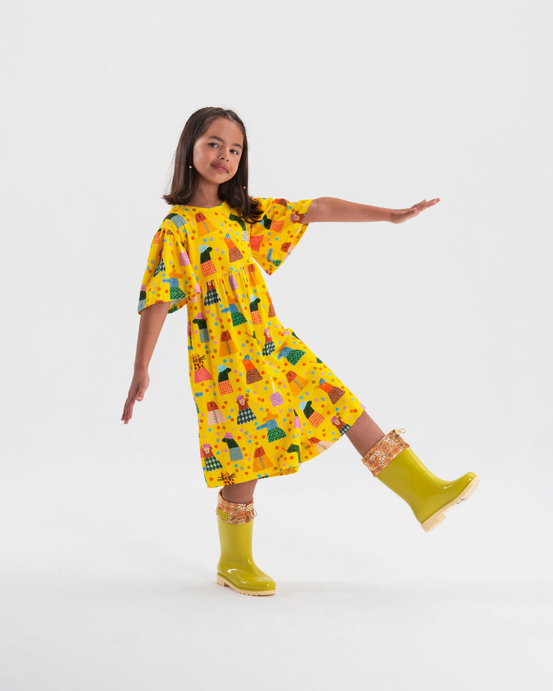 Child model wearing of a pair of green Rain Boots kids