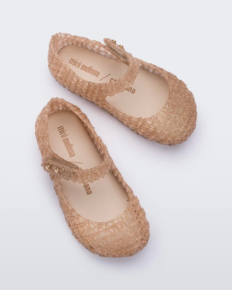 A pair of Mini Melissa Campana beige glitter flats for baby in an open woven texture.