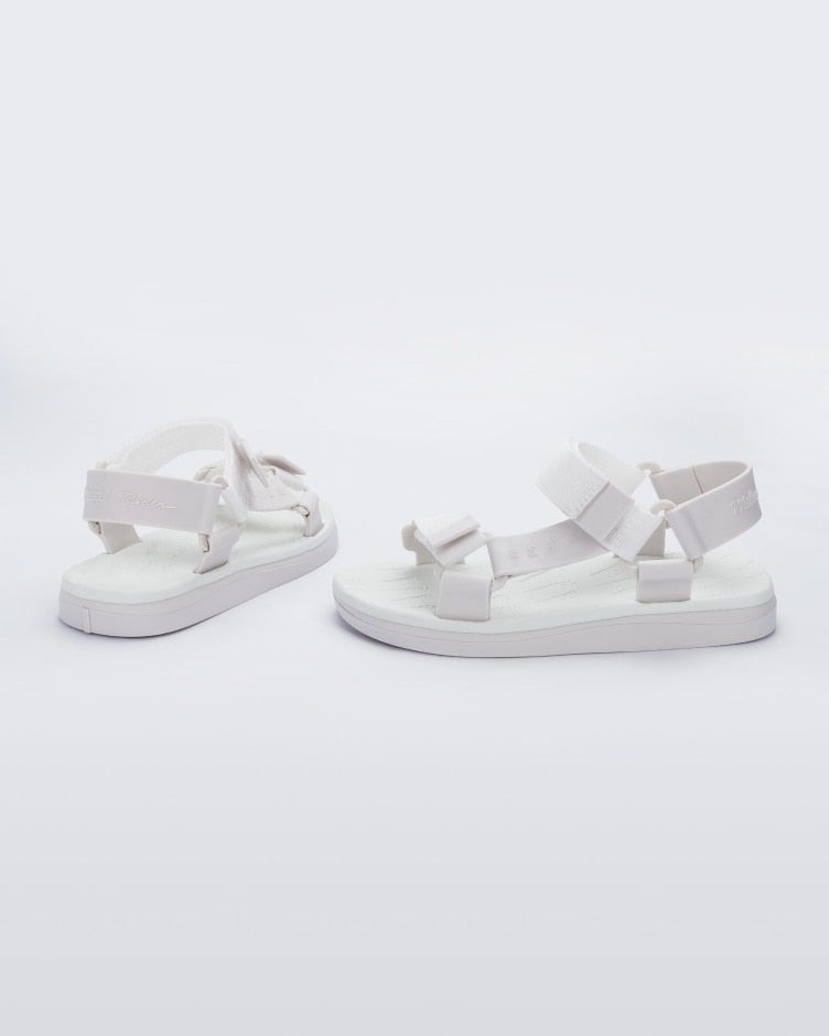 Side and back view of a pair of white Melissa Papete sandals.